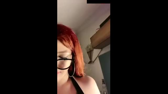 Hellodespina İfşa — Gozlukle Dudak Parlatip Bakiyor