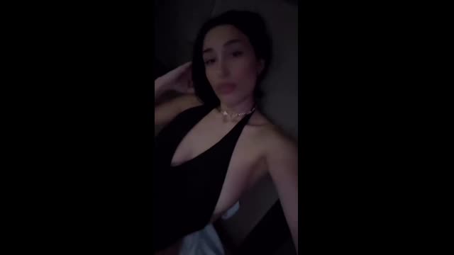 Yatakta V Yakali Elbise İle Tease — Seyma Mestoglu Türk İfşa